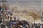 На Китай обрушился разрушительный ураган. Людей, находившихся на набережной, смыло водой. Фото