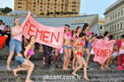 FEMEN решили наставить моделей на пусть истинный. Видео