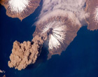 Если смотреть на извержение вулкана из космоса – это скорее красиво, чем страшно. Фото