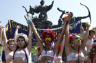 Активистку FEMEN забрали в милицию за интервью топлесс