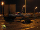 На «мосту Кирпы» в Киеве грузовик подрезал мотоцикл. Водитель последнего погиб на месте. Фото