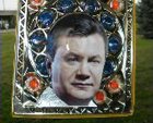 В Луганске сделали икону Януковича на конфетной коробке. Фото