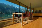 Скромный домик на берегу озера в Швейцарии. Не желаете? Фото