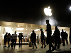 Благодарные поклонники умершего основателя Apple пришли почтить его память к магазинам компании