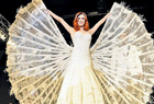 Хотите отвлечься от политики? Рекомендуем поглазеть на эксклюзивное свадебное платье с кристаллами Swarovski за 200 тыс. евро. Фото