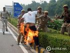 Храбрость или безумство? Житель Тибета поджег себя у посольства Китая в Индии. Фото