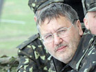 Гриценко жалуется, что из-за пофигиста Януковича армия стала бесполезной. Мол, так на защитников Родины еще никто не забивал