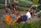 В Нью-Дели под китайским посольством едва не сгорел человек. Фото