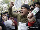 А народ – против. Льготники пошумели под окнами Азарова. Фото
