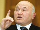После «взаимоуважительной» беседы у следователя, Лужков поклялся, что партия «кремлевских карликов» не получит его голос на выборах