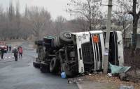 На Донбассе столкнулись и перевернулись два огромных грузовика. Один из них перевозил опасный груз. Фото