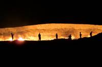 Газовый кратер, который не могут потушить уже сорок лет. Фото