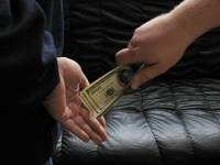 Украина признана одной из самих коррумпированных стран. Мудрость, как правильно давать и брать взятки, постигли почти все чиновники