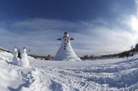 Вот как нужно развлекаться. Самая большая снежная баба в мире. Фото