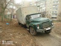 Пол-литра? Вдребезги?.. В Донецке грузовик с пивом провалился под землю. Фото