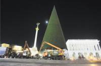 На Майдане установили уникальную елку весом в 20 тонн. На верхушку прилепят полярную звезду с 3D-эффектом