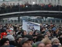 Число митингующих в центре Москвы неумолимо приближается к сотне тысяч