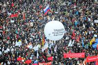 В Москве началась давка. Люди лезут на деревья, эксперты боятся, что под толпой обрушится мост