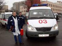 В Киеве любитель быстрой езды не разминулся с отбойником. Автомобиль упал с 6-метровой высоты