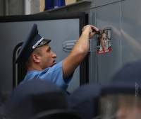 БЮТ требует немедленно освободить лежачую и теряющую сознание Тимошенко. Может для верности еще что-нибудь сломать?