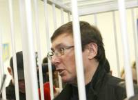 Фемида по-украински: Луценко обозвал прокурора «стукачком», а тот обиделся и показал средний палец