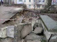 Севастополь рассыпается на части. То козырек подъезда обвалится, то стена дома рухнет. Фото