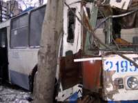 В Донецке троллейбус врезался в дерево. Пострадали два пенсионера. Фото