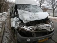 Суровый николаевский водитель маршрутки, отсчитывая пассажирам сдачу, врезался в грузовик. Фото