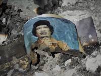 Убийца Каддафи решил показать золотое кольцо диктатора. Видео
