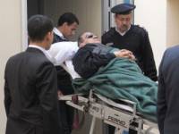 Египтяне таки добились своего. Тяжело больного Мубарака переводят из военного госпиталя в тюремную больницу