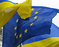 Янукович просит сконцентрироваться на том, что скоро Евро-2012. А с СНГ и ЕС он все проблемы уже уладил