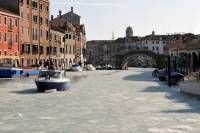 Впервые за 80 лет Венеция покрылась льдом. Фото