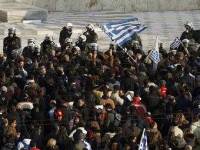 В Греции сейчас неспокойно. На антиправительственные демонстрации вышли 100 тысяч человек