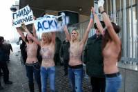 Барышни из FEMEN наконец-то нащупали «Точку G». Фото