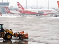 Воздушные ворота Мюнхена засыпало снегом. Отменены десятки рейсов