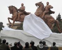 Благодарные корейцы усадили Ким Чен Ира на коня. Фото