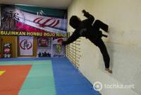 Бойся, Uncle Sam. В Иране женщины-ниндзя научились бегать по стенам и парить в воздухе. Фото