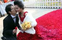 Китайские мужчины знают толк в романтике. А вы пошили бы любимой свадебное платье из роз? Фото