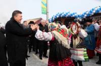 Януковича в Вышгороде накормили блинами и закружили в хороводе. Фото