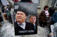 «Янукович, ты где?». Под стенами Печерского суда бродит смерть с косой, а люди топчут «Выбор 2004»
