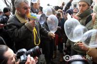 В Киеве ради Януковича надули презервативы. Обошлось без эксцессов
