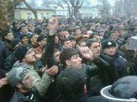 Губа – дура. В Азербайджане разъяренная толпа закидала видного чиновника яйцами, сожгла его дом и чайхану заодно. В город стягивают внутренние войска