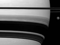 Завораживающее зрелище. Космический зонд «Кассини» сфотографировал Титан и Прометей