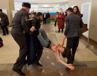 Наши «лебедушки» из FEMEN пытались украсть бюллетень Путина. А смысл?