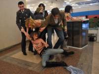 Барышни из FEMEN, оголившиеся на «путинском» избирательном участке, отправляются подметать московские улицы
