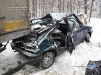 В Киеве Skoda Felicia врезалась в прицеп грузовика Volvo – погибла девушка