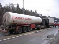 На Бориспольской трассе DAF с цистерной, везший газ, протаранил грузовик