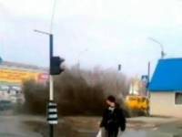 Спасибо очередной аварии. В Луганске появился первый в мире фонтан с г...ном