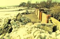 Ледниковый период по-мариупольски. Море выбросило на берег глыбы льда, снеся заборы частных домов и разрушив летнее кафе