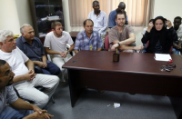 Ливийские повстанцы согнали пленных украинцев в тесную комнатушку. Кормят плохо и не выпускают на свежий воздух